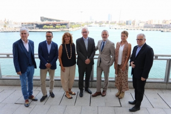 el presidente del port de barcelona, josé alberto carbonell, y el alcalde de barcelona, jaume collboni, acompanyados de directivos de ambas instituciones.