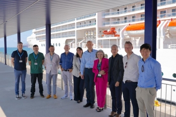 ana arévalo, jefa del departamento de shorepower del port de barcelona, con diversos miembros de su equipo, la directora de la terminal de msc, sandra yunta, y el equipo de powercon encargado de desarrollar el proyecto.