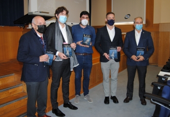 el periodista iván aguiar presenta en la autoridad portuaria un libro que refleja la génesis del puerto exterior a través de sus protagonistas